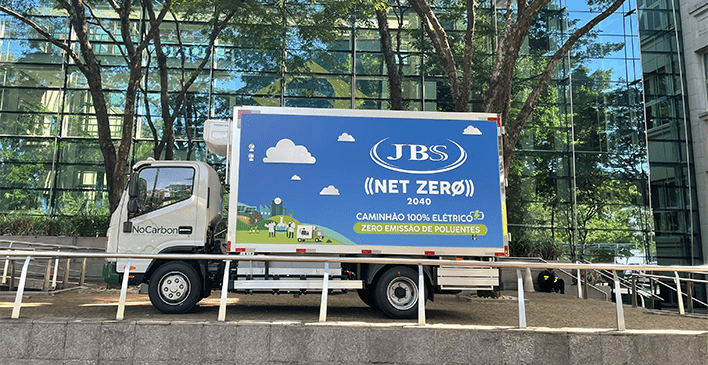 Caminhão transportadora JBS Netzero